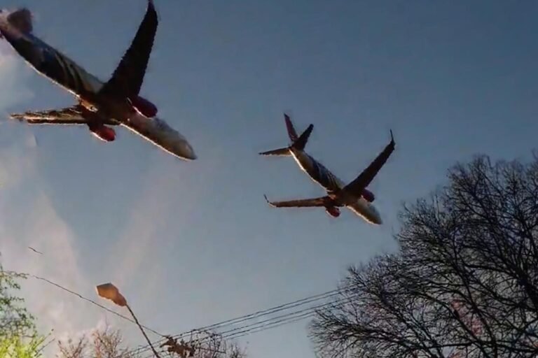 a fusao de dois avioes sobrevoando