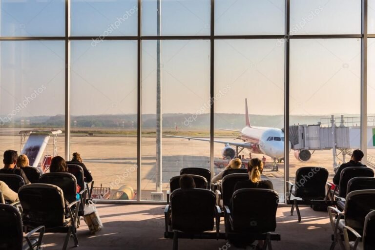 aeroporto com avioes e passageiros esperando