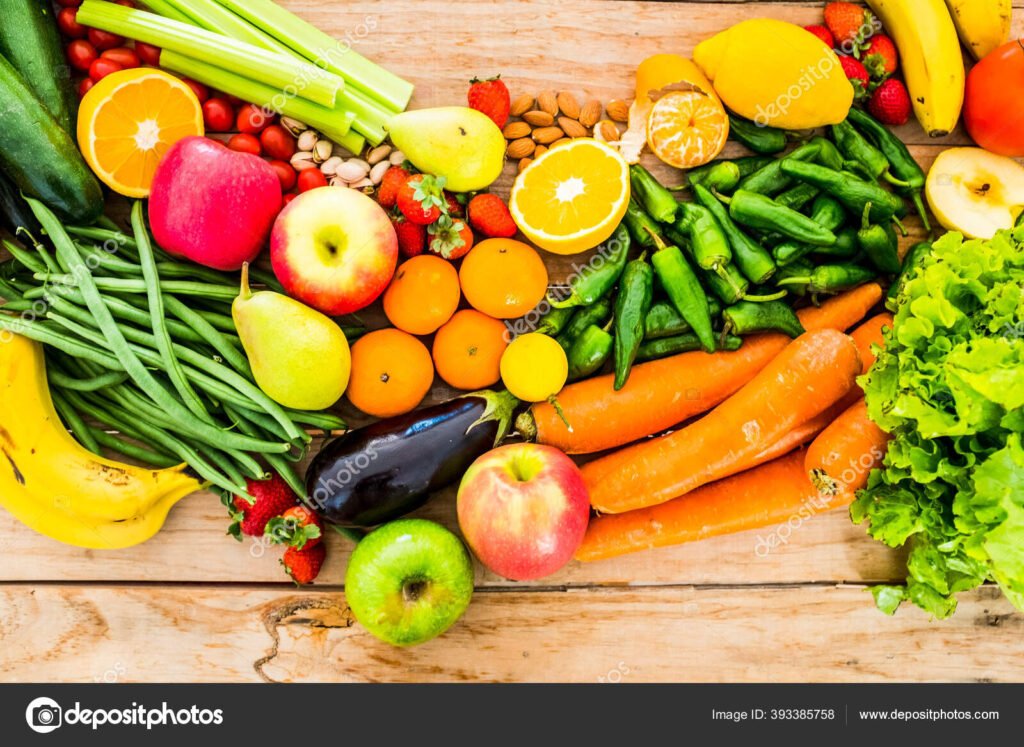 alimentos frescos em uma mesa colorida