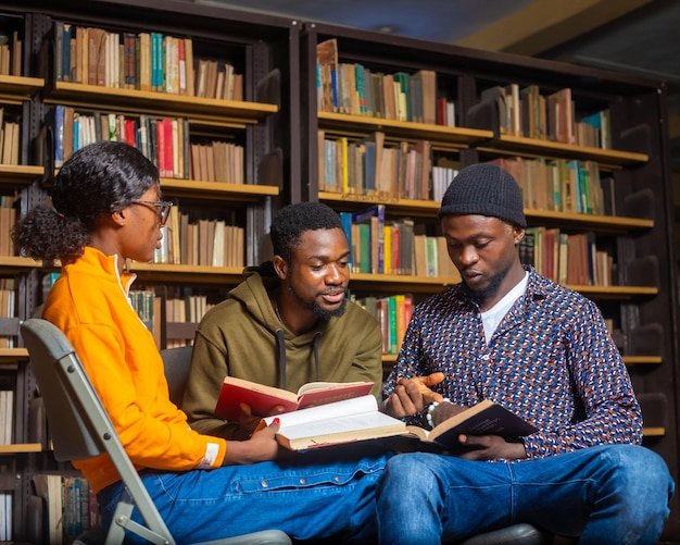 alunos felizes estudando em biblioteca