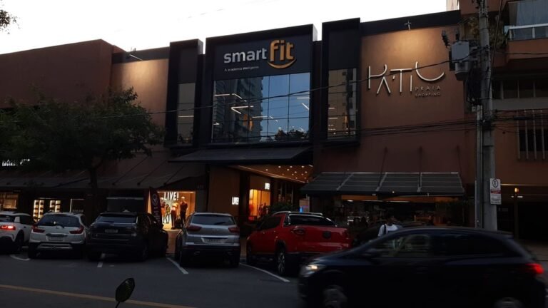 alunos se exercitando na smart fit praia do canto