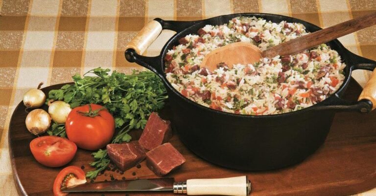 arroz cozinhando em panela sobre fogao