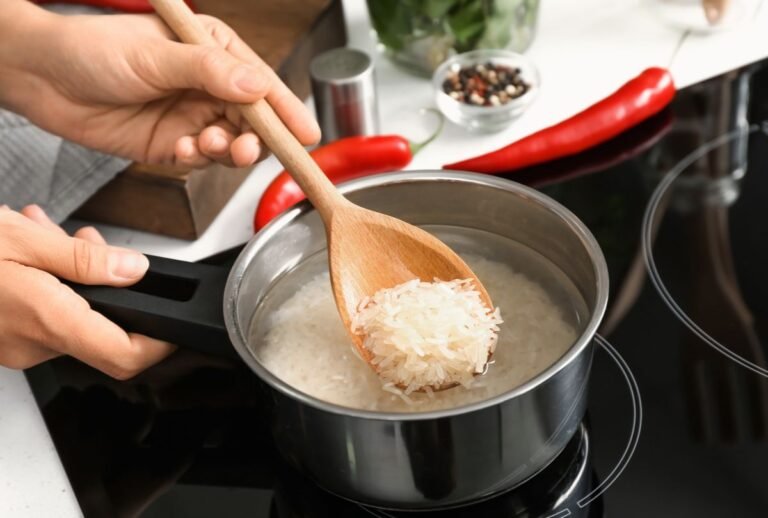 arroz sendo cozido em panela no fogo