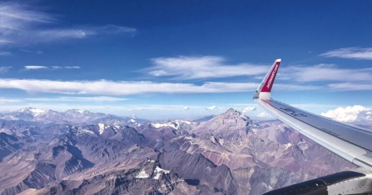 Como Encontrar Os Melhores Voos Low Cost Para O Brasil 6 aviao sobrevoando belas paisagens brasileiras