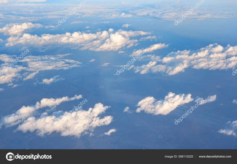 aviao sobrevoando nuvens iluminadas