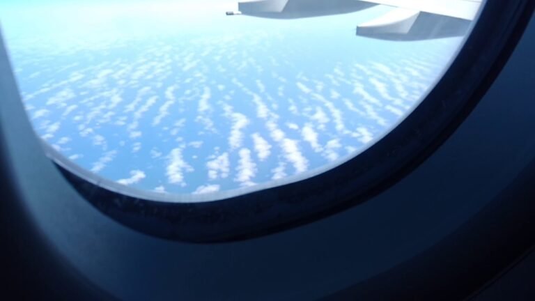 aviao sobrevoando o oceano atlantico