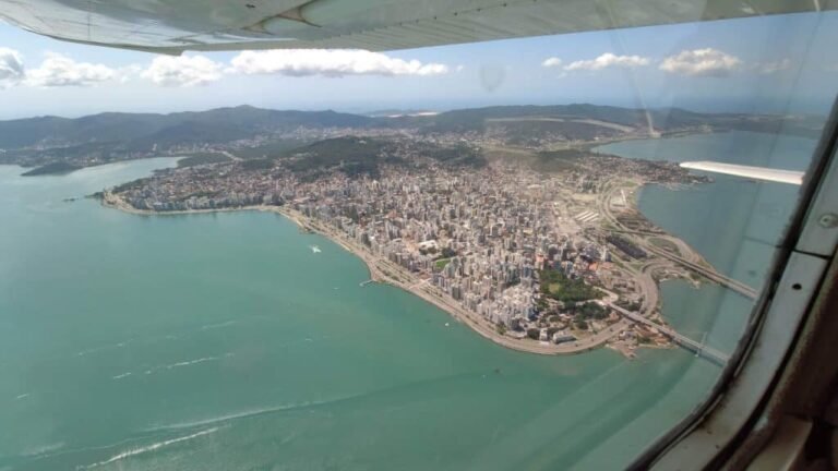 aviao sobrevoando paisagem de santa catarina 1