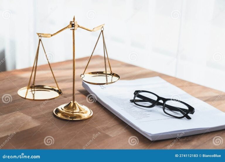 balanca da justica com documentos legais