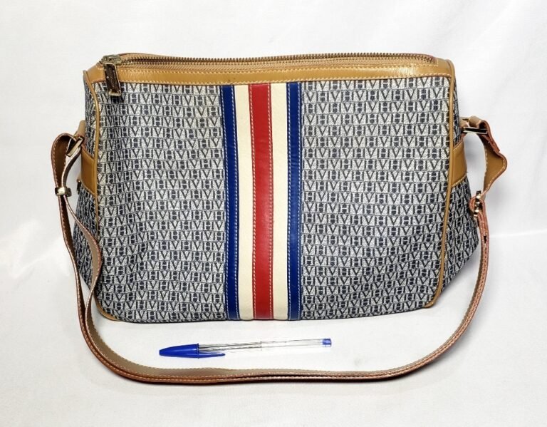 bolsa victor hugo antiga em fundo neutro