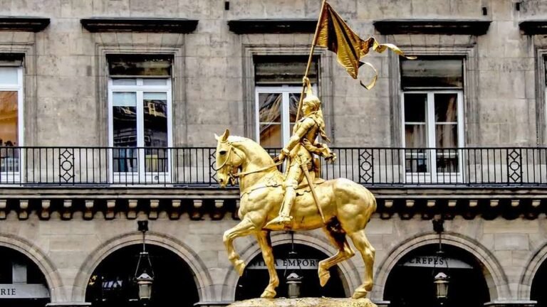 bruxa com chapeu em paris monumentos famosos