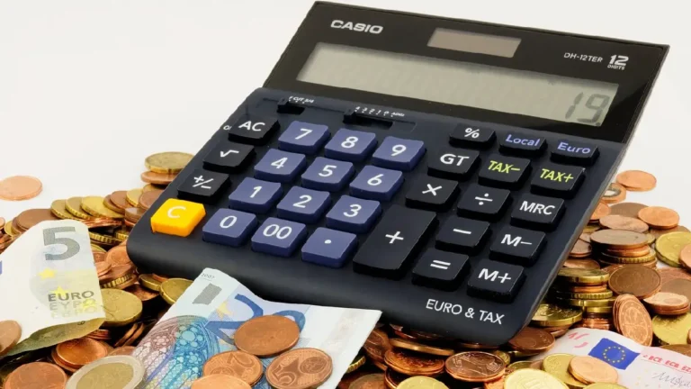 calculadora com moedas e notas fiscais