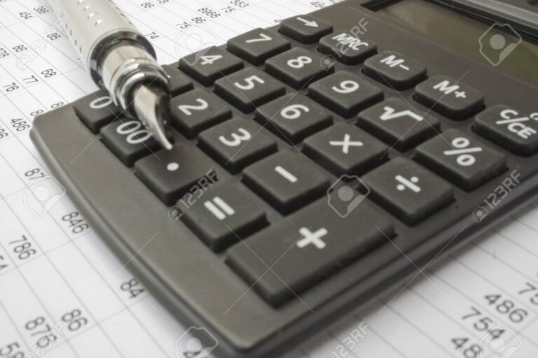 calculadora e planilha em um fundo neutro