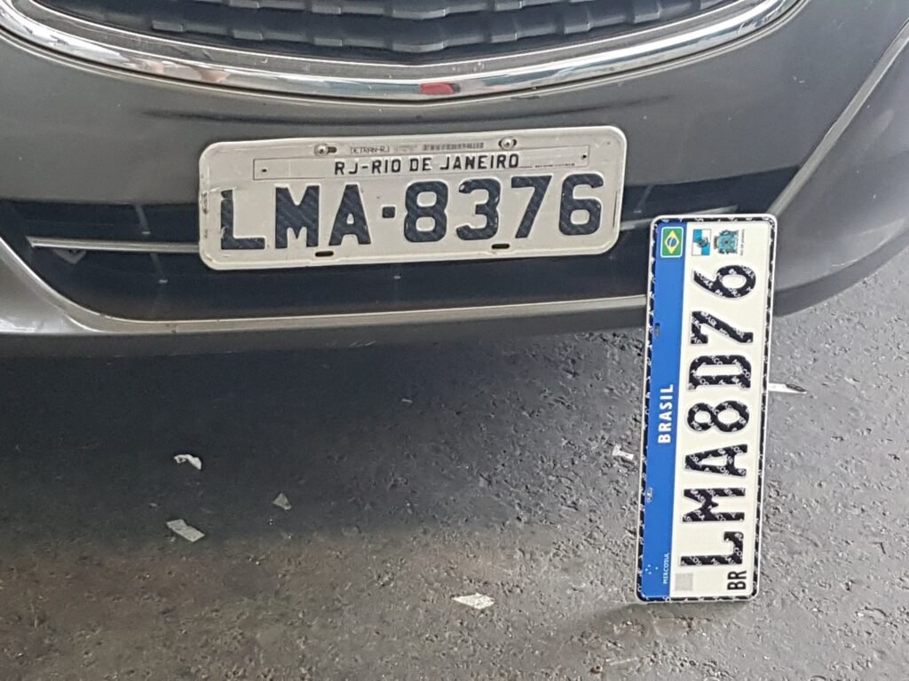 carro com a placa do rio de janeiro