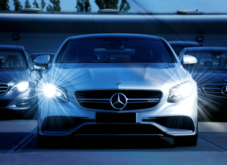 carro com placa em frente a um computador