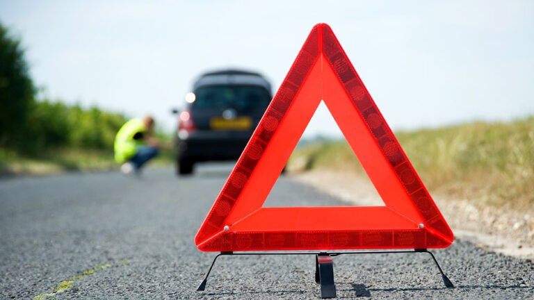 carro em acidente com sinalizacao de transito