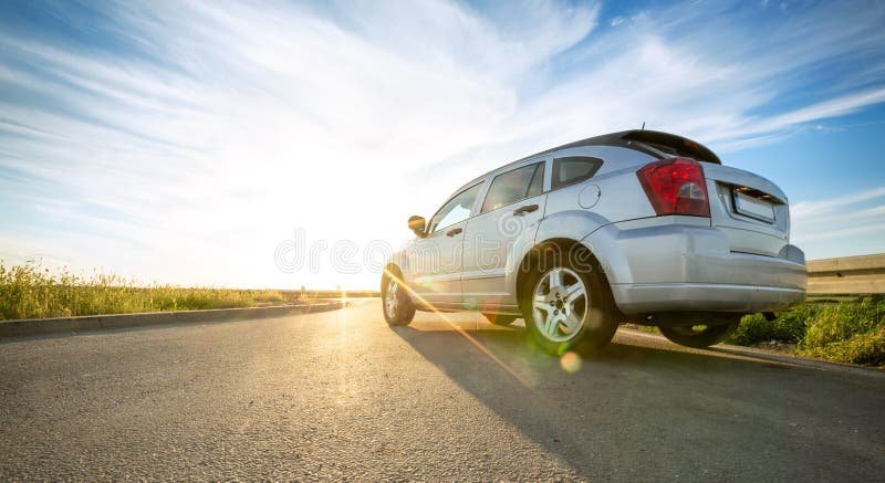 carro em uma estrada ensolarada