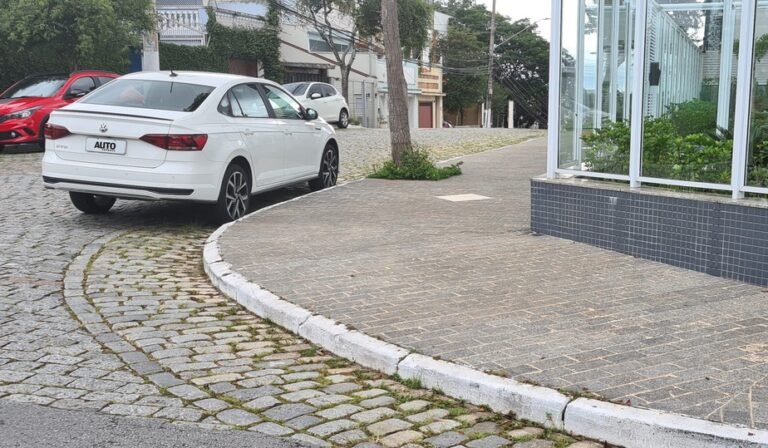 Como Localizar Carros Através da Placa de Forma Rápida e Eficiente 23 carro estacionado com placa visivel