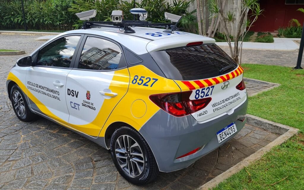 carro estacionado com placa visivel em sao paulo