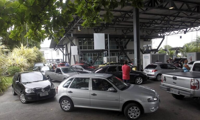 Como é feito o cálculo do IPVA em São Paulo Entenda aqui! 26 carros em fila em frente a um detran