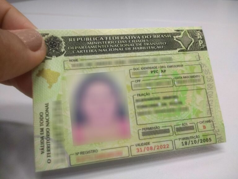 carteira de habilitacao com pontos destacados