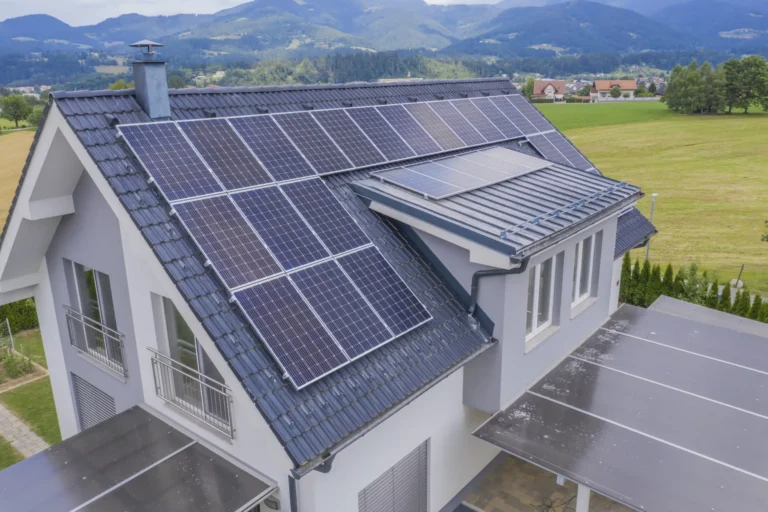 Quanto Custa Instalar uma Placa Solar em Casa Descubra Aqui! 23 casa com painel solar no telhado