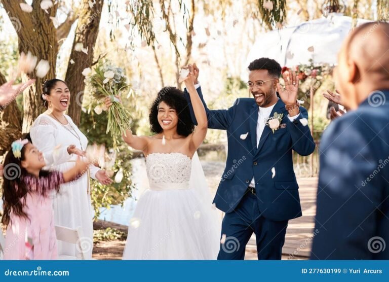 casal feliz celebrando casamento ao ar livre