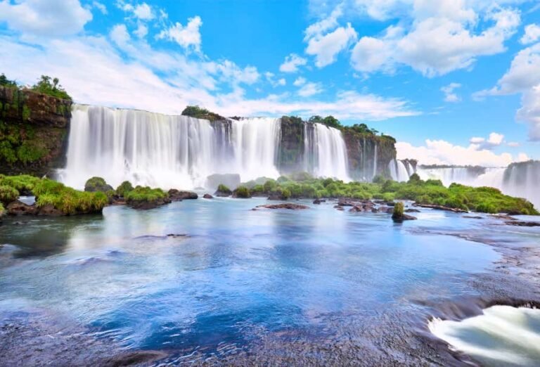 cataratas do iguacu em um dia ensolarado