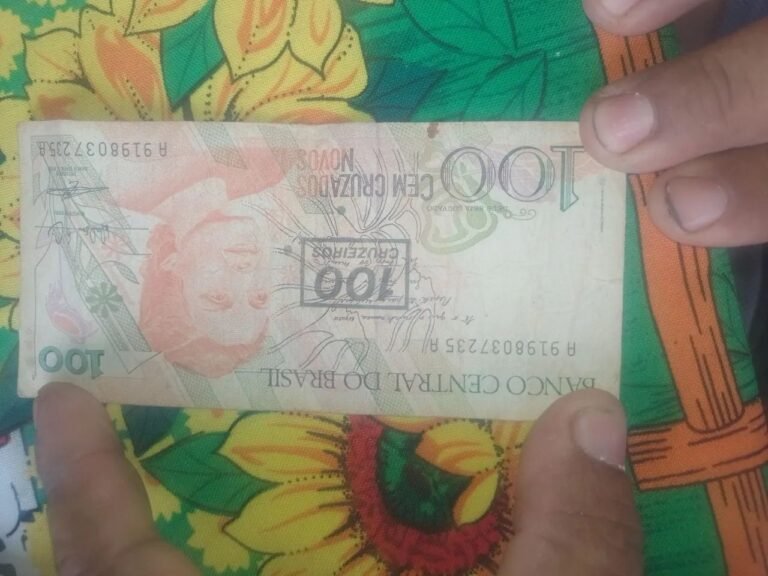 Como Vender Notas Antigas Para O Banco Do Brasil 2 cedulas antigas em maos de um vendedor
