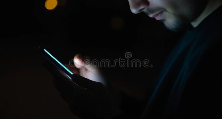 Como Enviar Um SMS Anônimo Sem Ser Identificado 22 celular enviando mensagem em fundo escuro