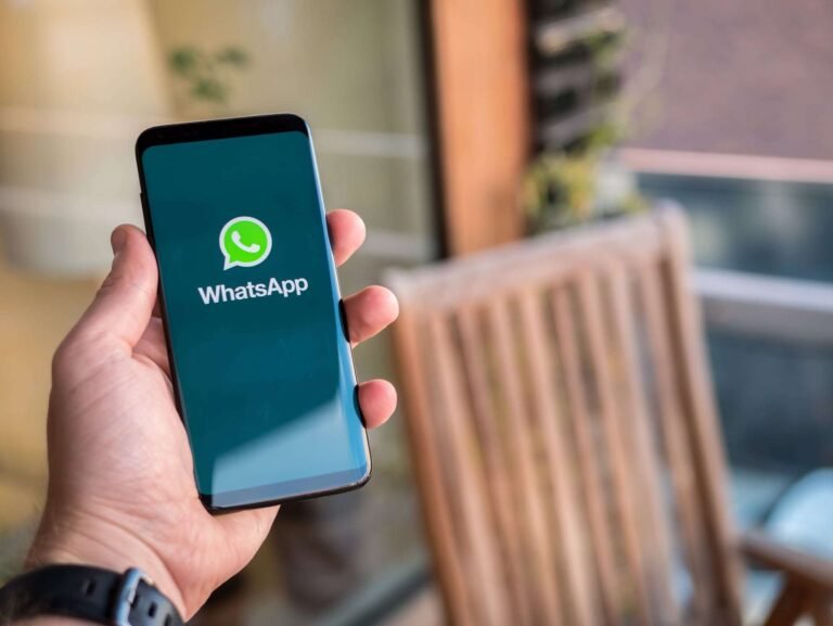 celular tocando musica com icones de whatsapp