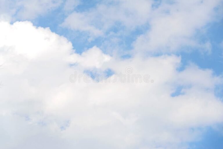 ceu azul com nuvens brancas dispersas