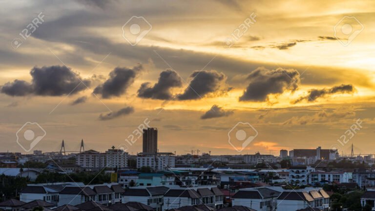 ceu nublado sobre uma paisagem urbana