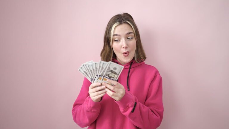 cidadaos felizes recebendo notas fiscais