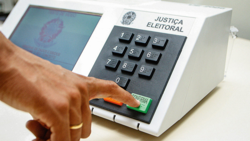 cidadaos votando em uma urna eleitoral