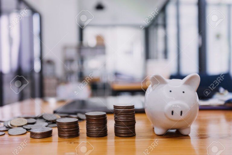 cofrinho com moedas e documento empresarial