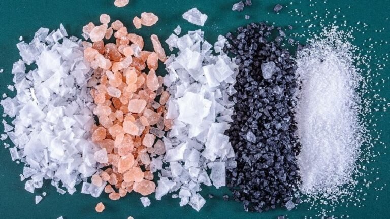 Qual é a diferença entre sal rosa e sal marinho 8 comparacao de cristais de sal rosa e marinho