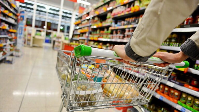 compras em atacado com carrinho de supermercado