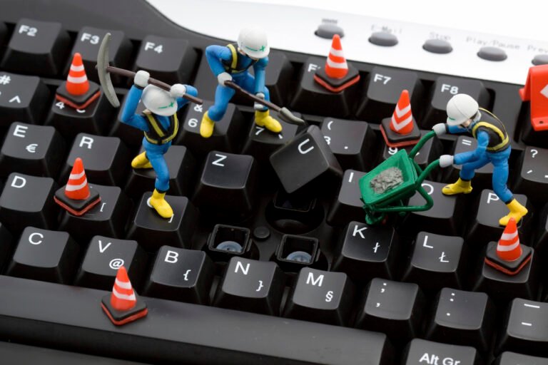 computador limpo com ferramentas de limpeza