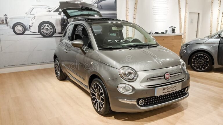 concessionaria fiat com carros estacionados