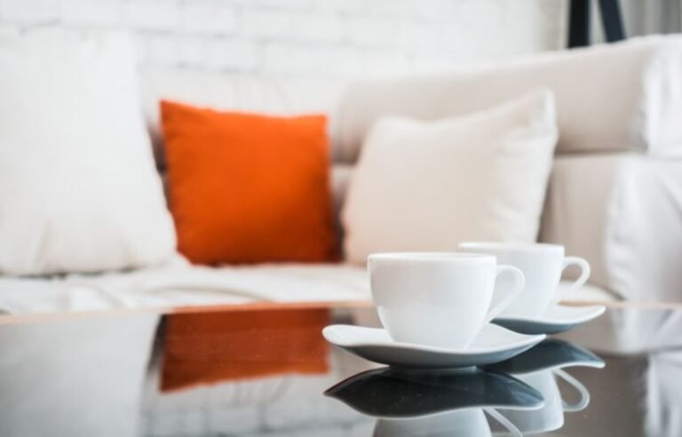 copo apoiado em um sofa aconchegante