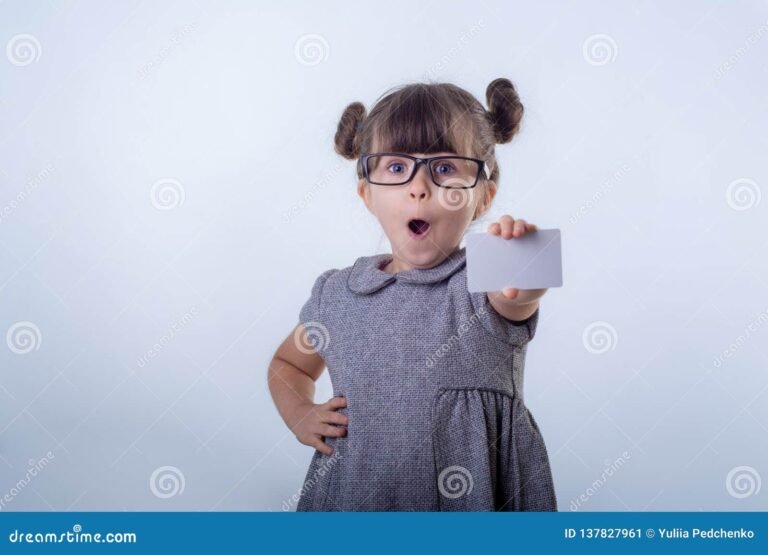 Como Abrir uma Conta Poupança para Crianças em 5 Passos 4 crianca sorrindo com cofre em maos