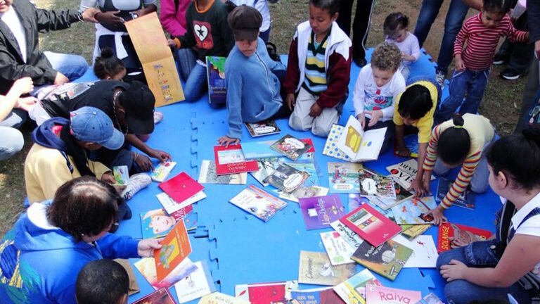Onde Encontrar Orfanatos na Zona Sul de São Paulo 13 criancas brincando em um orfanato acolhedor