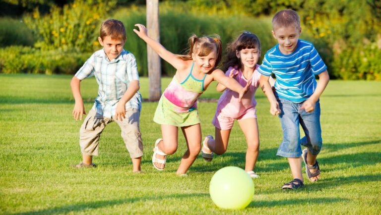 criancas brincando em um parque alegre