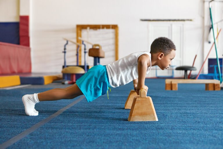 criancas praticando ginastica em um ginasio