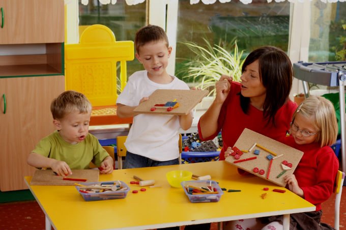 Qual é o valor cobrado por dia por uma cuidadora infantil