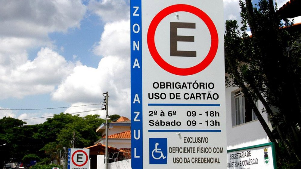 estacionamento com sinalizacao da zona azul