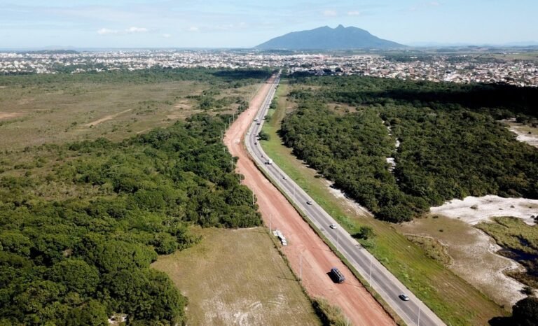 estrada a beira mar entre cabo frio e rio das ostras