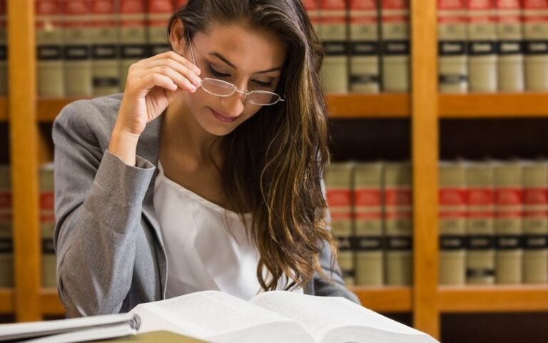 estudante concentrado em livros juridicos