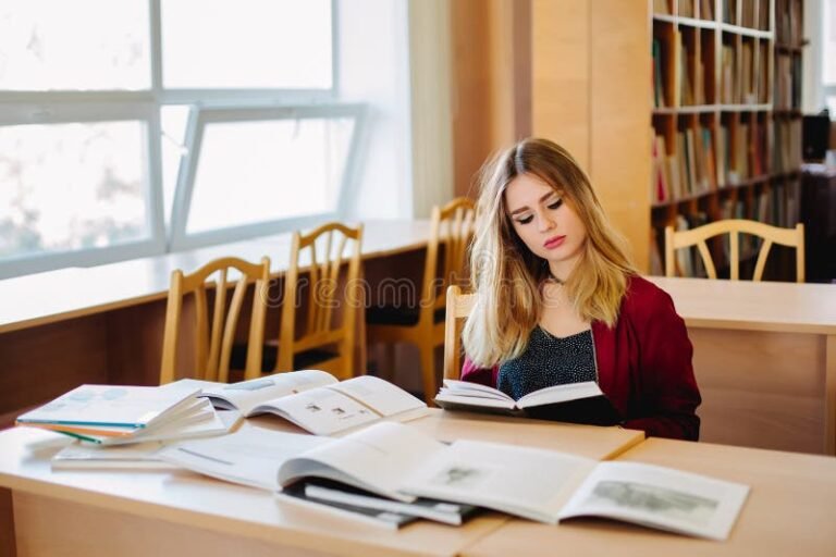 estudante concentrado em uma mesa de estudos