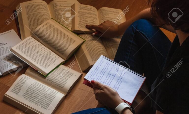 estudante estudando com livros e cadernos